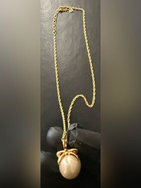 NWOT Nina Ricci Gold Necklace with Cream Pearl Pendant